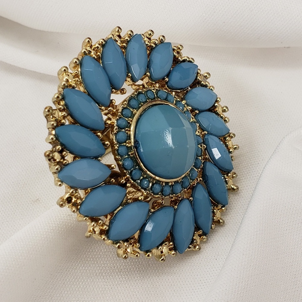 Gorgeous Turquoise & Gold Colored Ring  NWT - Picture 2 of 5